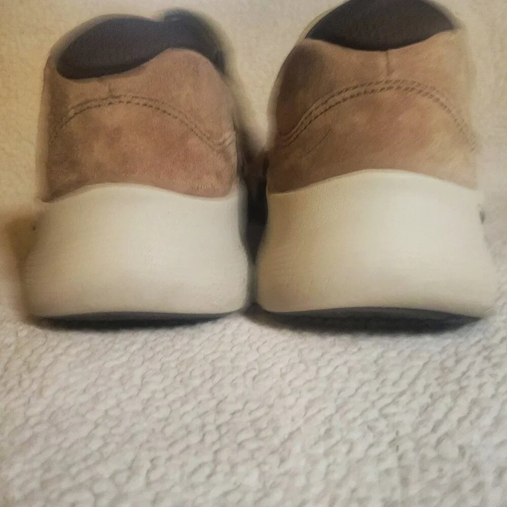Skechers Arch Fit 2.0 Engrain Lt. Brown Suede - Men's size 7